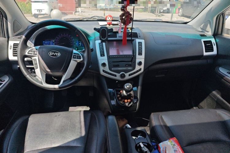 Used BYD S6 2014 1.5TI Manual Luxury 5-Seater Center Console
