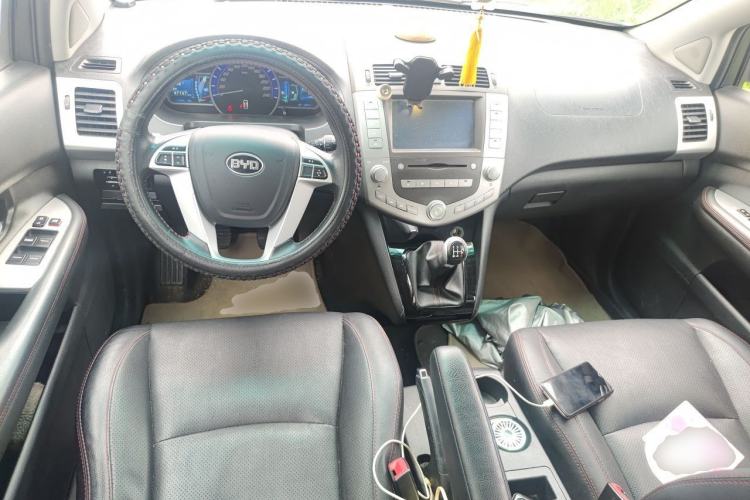 Used BYD S6 2014 2.0L Manual Luxury 5-Seater Center Console