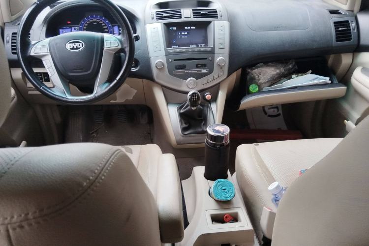 Used BYD S6 2014 2.0L Manual Luxury 5-Seater Center Console