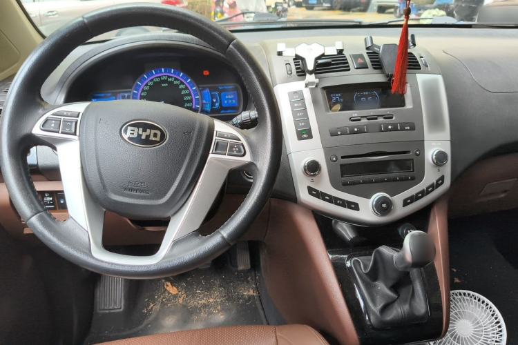 Used BYD S6 2014 2.0L Manual Luxury 5-Seater Center Console