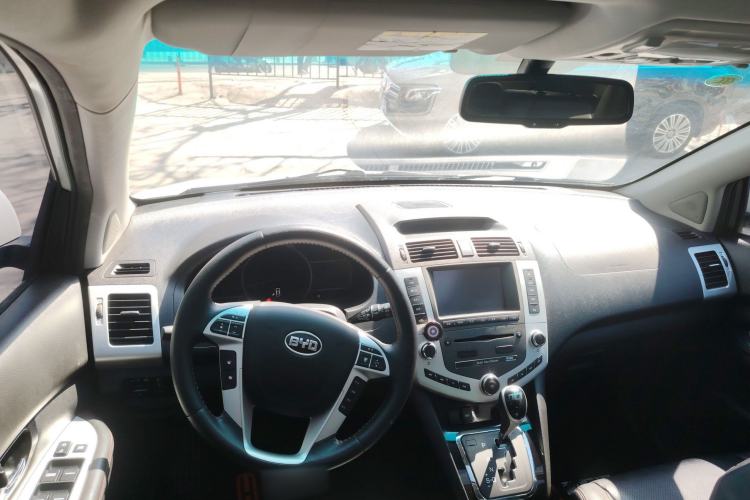 Used BYD S6 2014 2.4L Automatic Prestige 5-Seater Center Console