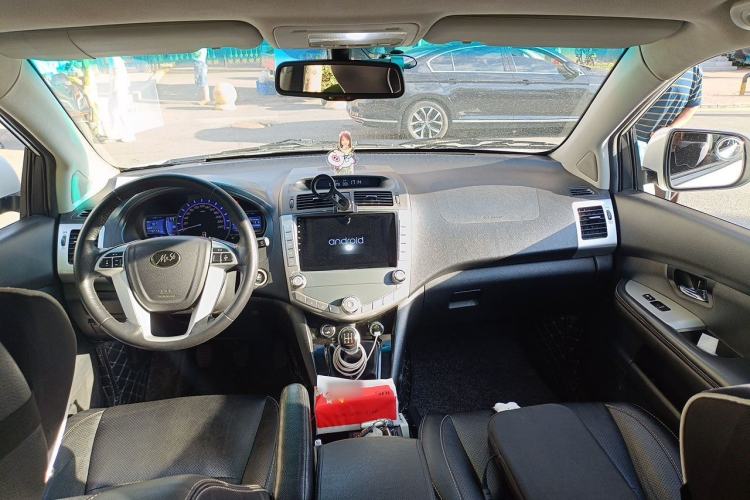 Used BYD S6 2014 2.0L Manual Luxury 5-Seater Center Console