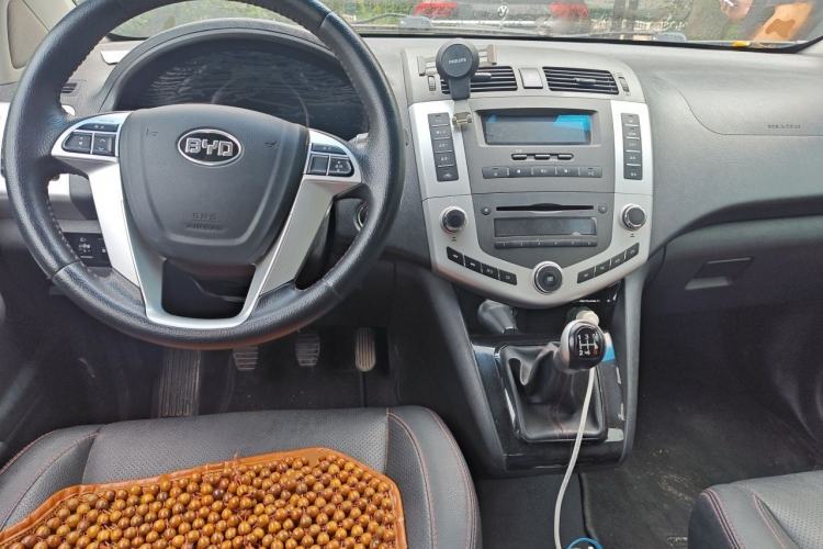 Used BYD S6 2014 2.0L Manual Luxury 5-Seater Center Console