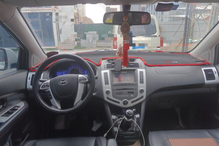 Used BYD S6 2014 1.5TI Manual Luxury 5-Seater Center Console
