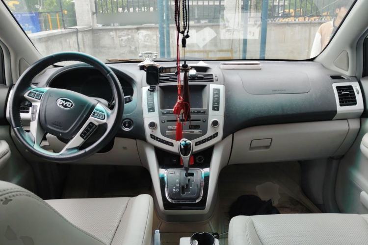 Used BYD S6 2014 2.4L Automatic Prestige 5-Seater Center Console