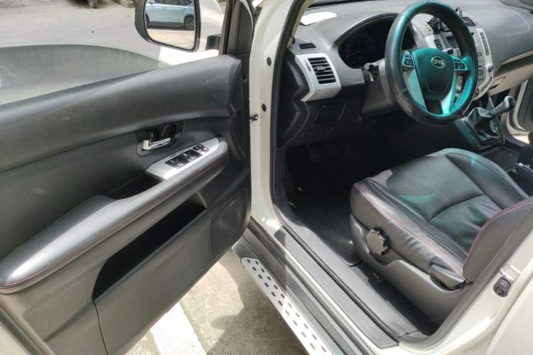 Used BYD S6 2014 2.0L Manual Luxury 5-Seater Driver Seat