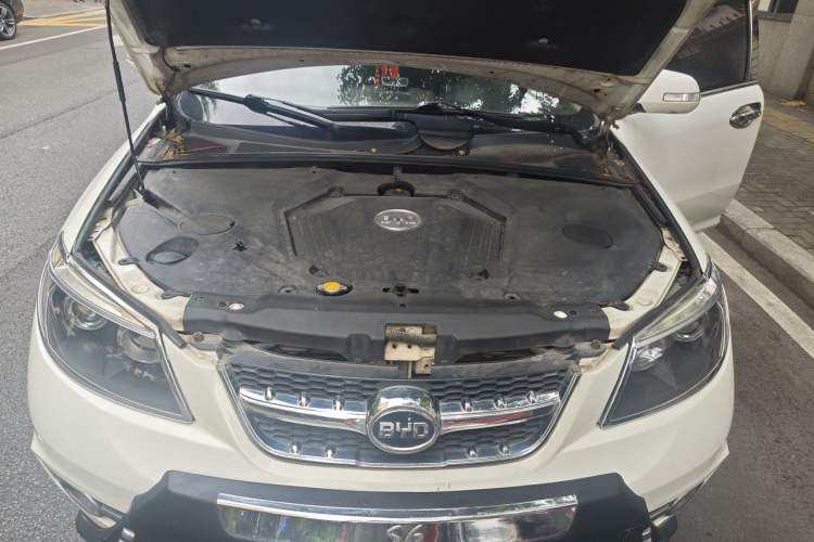 Used BYD S6 2014 2.0L Manual Luxury 5-Seater Engine Bay