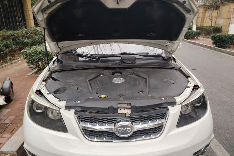 Used BYD S6 2014 2.0L Manual Luxury 5-Seater Engine Bay