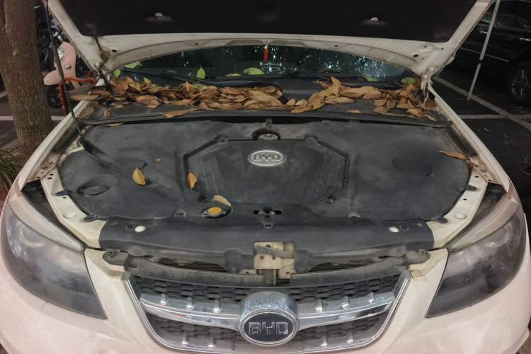 Used BYD S6 2014 2.0L Manual Luxury 5-Seater Engine Bay
