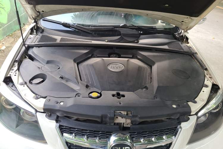 Used BYD S6 2014 2.0L Manual Luxury 5-Seater Engine Bay