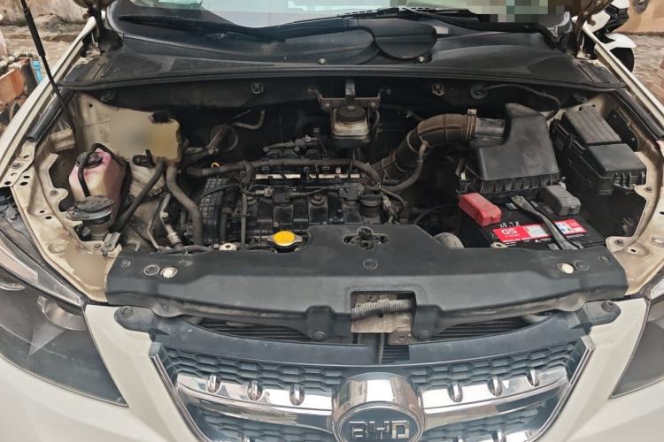 Used BYD S6 2014 2.0L Manual Luxury 5-Seater Engine Bay