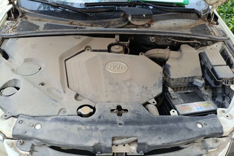 Used BYD S6 2014 2.0L Manual Luxury 5-Seater Engine Bay