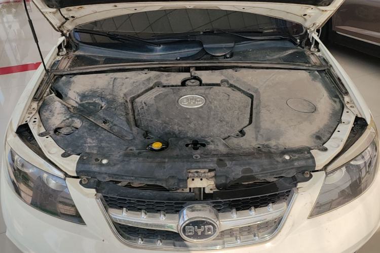 Used BYD S6 2014 2.0L Manual Luxury 5-Seater Engine Bay
