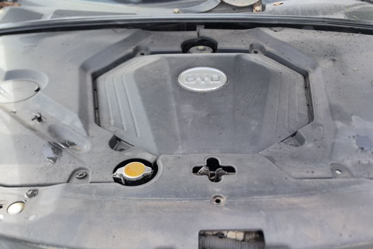 Used BYD S6 2014 2.0L Manual Luxury 5-Seater Engine Bay