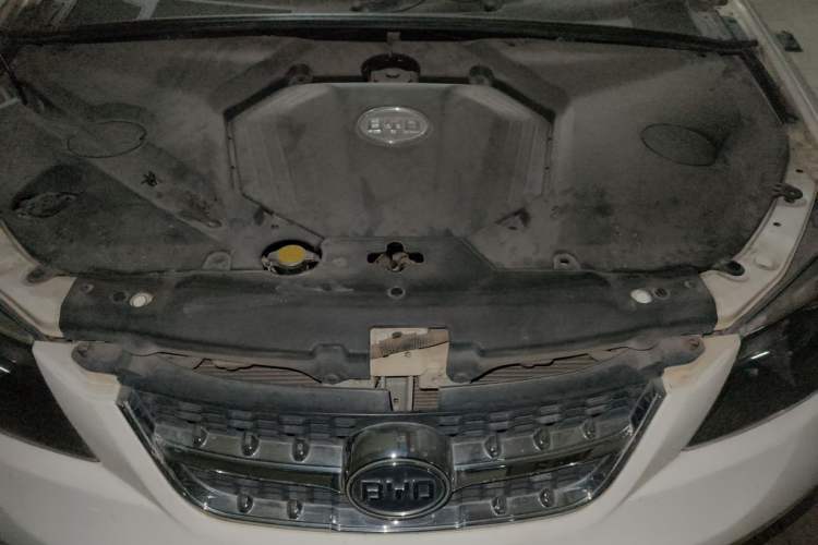Used BYD S6 2014 2.0L Manual Luxury 5-Seater Engine Bay