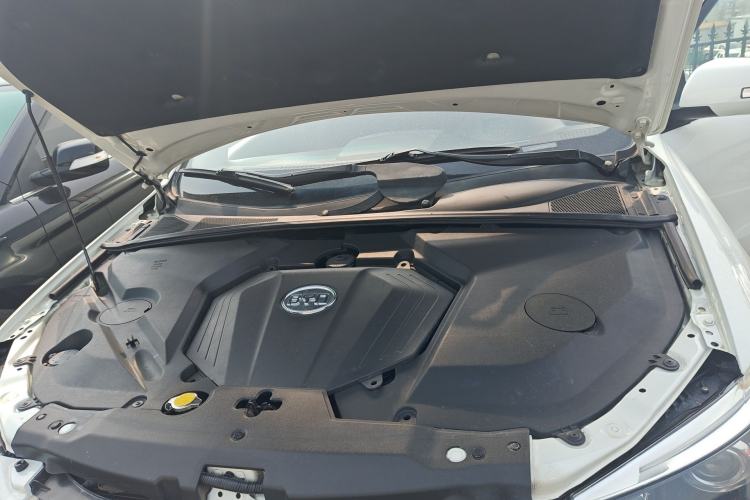 Used BYD S6 2014 2.0L Manual Luxury 5-Seater Engine Bay
