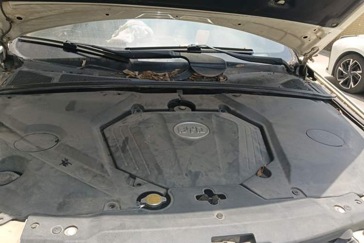 Used BYD S6 2014 2.0L Manual Luxury 5-Seater Engine Bay