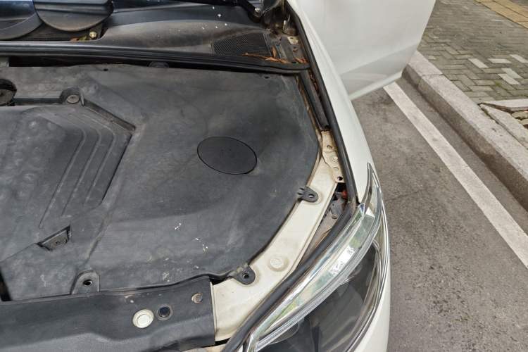 Used BYD S6 2014 2.0L Manual Luxury 5-Seater Engine Bay Left