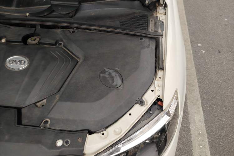 Used BYD S6 2014 2.0L Manual Luxury 5-Seater Engine Bay Left