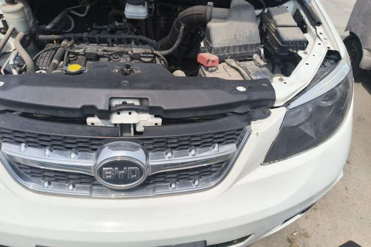 Used BYD S6 2014 2.0L Manual Luxury 5-Seater Engine Bay Left