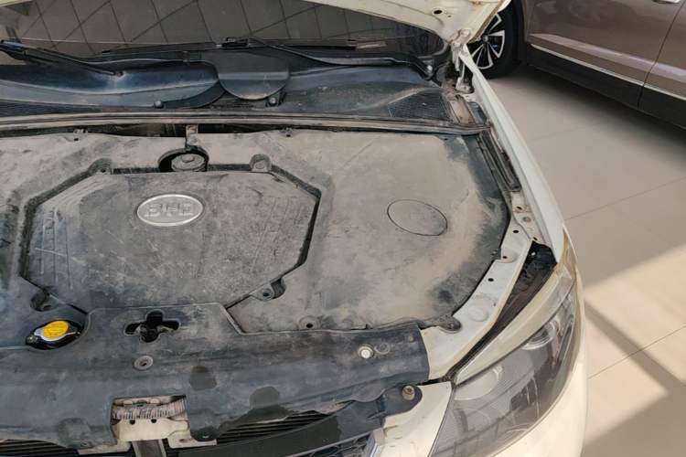 Used BYD S6 2014 2.0L Manual Luxury 5-Seater Engine Bay Left