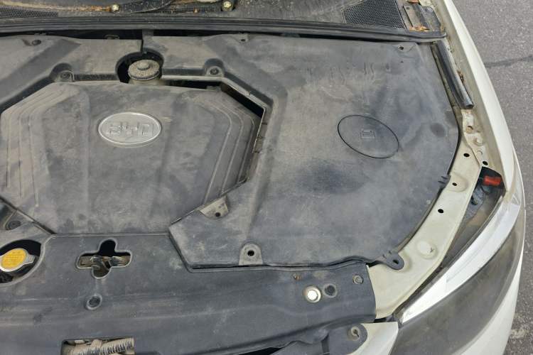 Used BYD S6 2014 2.0L Manual Luxury 5-Seater Engine Bay Left
