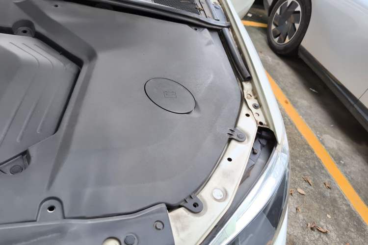 Used BYD S6 2014 2.0L Manual Luxury 5-Seater Engine Bay Left
