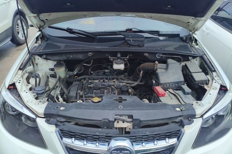 Used BYD S6 2014 2.0L Manual Luxury 5-Seater Engine Bay