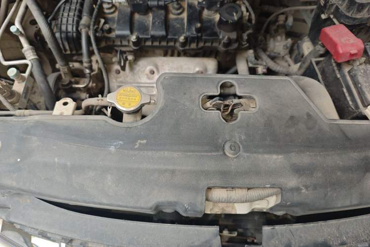 Used BYD S6 2014 2.0L Manual Luxury 5-Seater Engine Bay