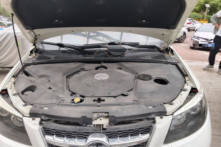 Used BYD S6 2014 2.0L Manual Luxury 5-Seater Engine Bay