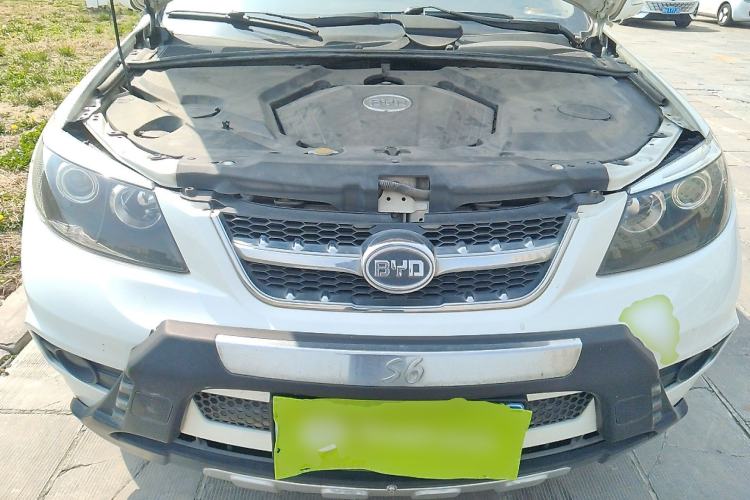 Used BYD S6 2014 2.0L Manual Luxury 5-Seater Engine Bay