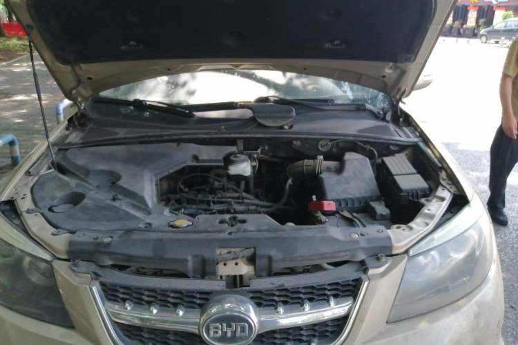 Used BYD S6 2014 2.0L Manual Luxury 5-Seater Engine Bay