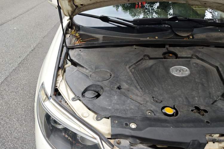 Used BYD S6 2014 2.0L Manual Luxury 5-Seater Engine Bay Right