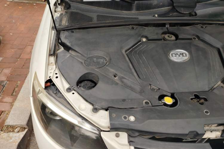Used BYD S6 2014 2.0L Manual Luxury 5-Seater Engine Bay Right