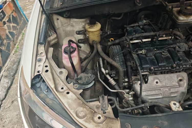 Used BYD S6 2014 2.0L Manual Luxury 5-Seater Engine Bay Right