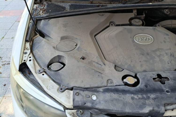 Used BYD S6 2014 2.0L Manual Luxury 5-Seater Engine Bay Right