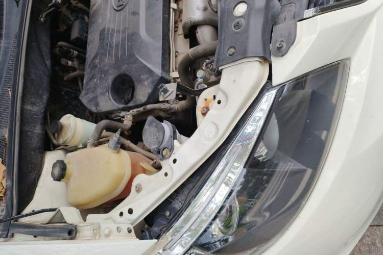 Used BYD S6 2014 1.5TI Manual Luxury 5-Seater Engine Bay Right