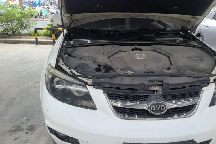 Used BYD S6 2014 2.0L Manual Luxury 5-Seater Engine Bay Right