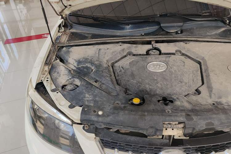 Used BYD S6 2014 2.0L Manual Luxury 5-Seater Engine Bay Right