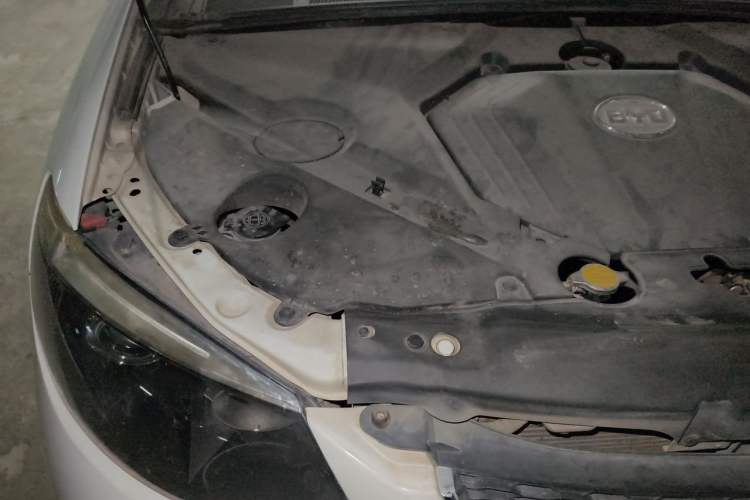Used BYD S6 2014 2.0L Manual Luxury 5-Seater Engine Bay Right