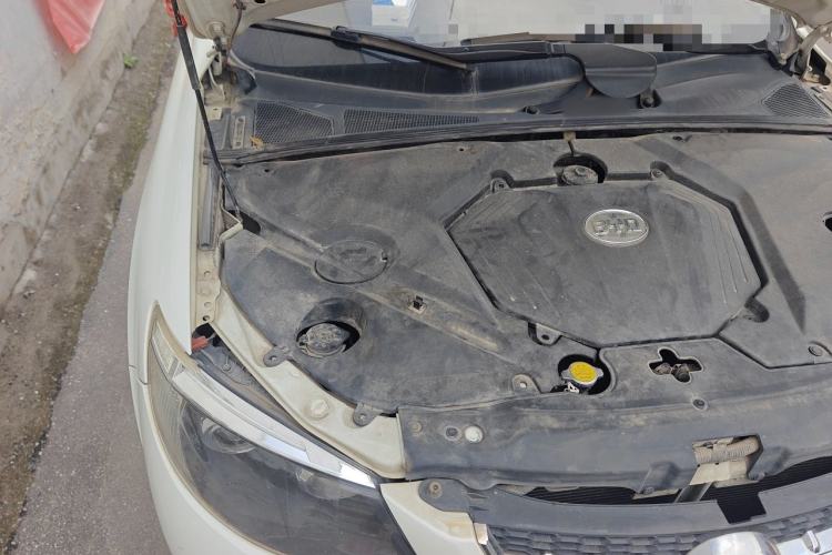 Used BYD S6 2014 2.0L Manual Luxury 5-Seater Engine Bay Right