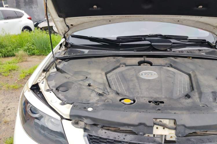 Used BYD S6 2014 2.0L Manual Luxury 5-Seater Engine Bay Right