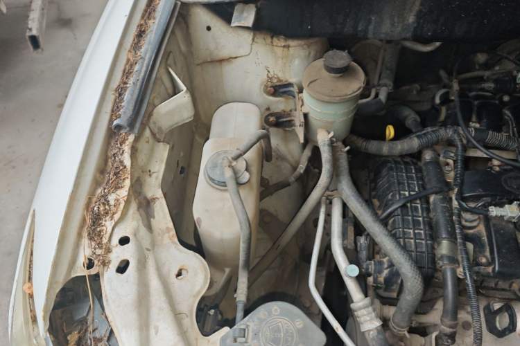 Used BYD S6 2014 2.0L Manual Luxury 5-Seater Engine Bay Right