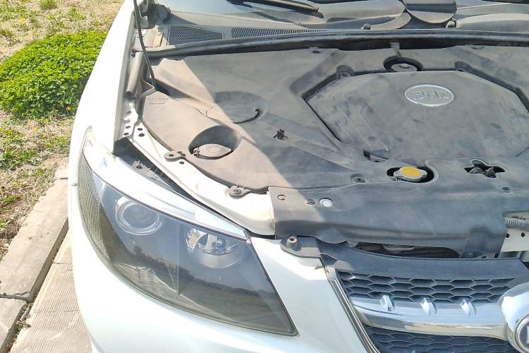 Used BYD S6 2014 2.0L Manual Luxury 5-Seater Engine Bay Right