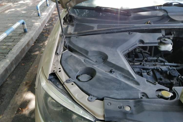 Used BYD S6 2014 2.0L Manual Luxury 5-Seater Engine Bay Right