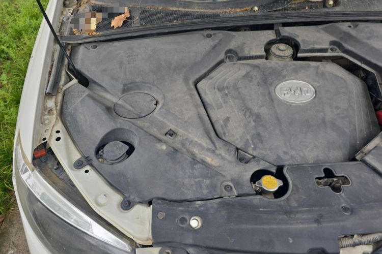 Used BYD S6 2014 2.0L Manual Luxury 5-Seater Engine Bay Right