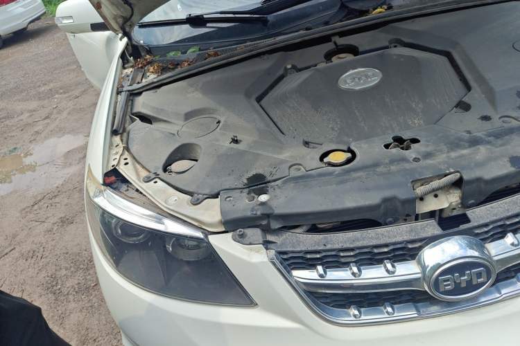 Used BYD S6 2014 2.0L Manual Luxury 5-Seater Engine Bay Right