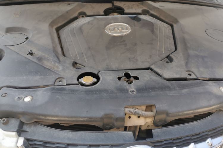 Used BYD S6 2014 2.0L Manual Luxury 5-Seater Engine Bay