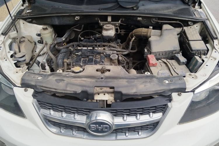 Used BYD S6 2014 2.0L Manual Luxury 5-Seater Engine Bay
