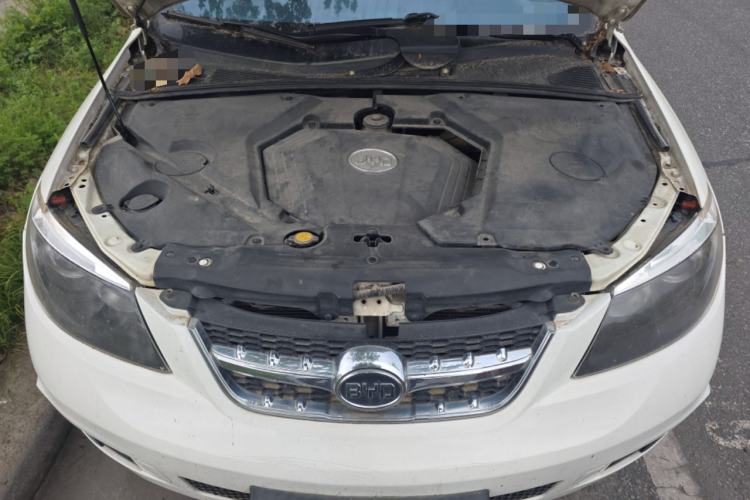 Used BYD S6 2014 2.0L Manual Luxury 5-Seater Engine Bay